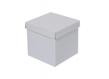 Caja cubo tapa y base lisas en microcorrugado acoplado a cartulina con brillo exterior. Usos: regalera, reg.empresariales, prendas, vajillas, flores, guardado, otros.