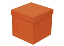 Caja cubo tapa y base color lisas en microcorrugado acoplado a cartulina con brillo exterior. Usos: regalera, reg.empresariales, prendas, vajillas, flores, guardado, otros.