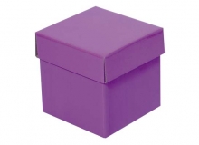 Caja cubo tapa y base color lisas en microcorrugado acoplado a cartulina con brillo exterior. Usos: regalera, reg.empresariales, prendas, vajillas, flores, guardado, otros.