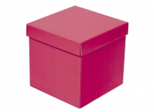 Caja cubo tapa y base color lisas en microcorrugado acoplado a cartulina con brillo exterior. Usos: regalera, reg.empresariales, prendas, vajillas, flores, guardado, otros.