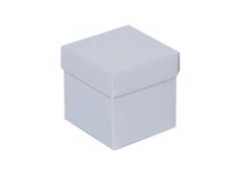 Caja cubo tapa y base en cartulina lisas con brillo exterior e interior blanco . Usos: regalera, velas, sorpresa, otros.