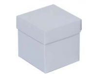 Caja cubo tapa y base en cartulina lisas con brillo exterior e interior blanco. Usos: regalera, velas, sorpresa, otros.